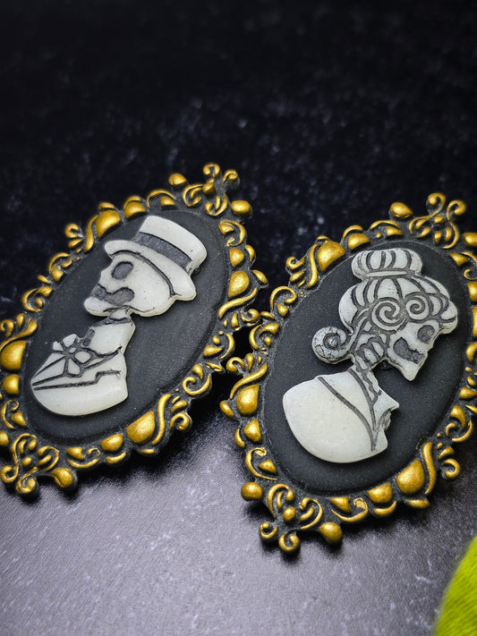 Ghostly Framed Couple - STUDS