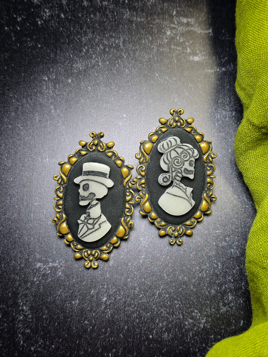 Ghostly Framed Couple - STUDS