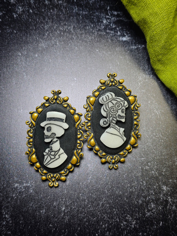 Ghostly Framed Couple - STUDS